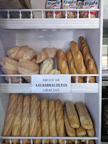 Fotografia tomada fuera de Panaderia Rescatado tienda alimentacion dos hermanas - Panadería en Córdoba, Córdoba