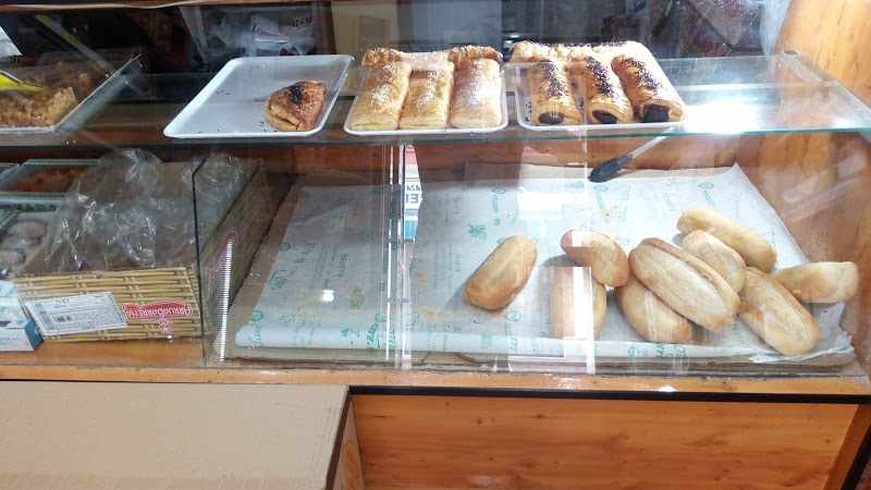 Fotografia tomada fuera de Pasteleria Poyatos - Panadería en Brenes, Sevilla