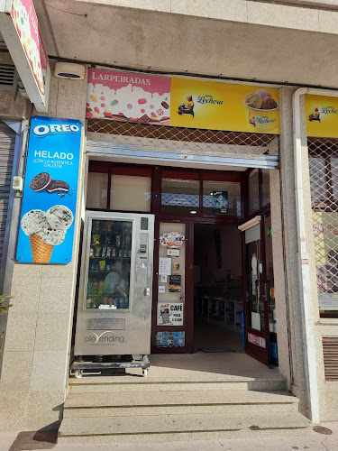 Fotografia tomada fuera de Larpeiradas - Tienda de golosinas en Porto do Son, A Coruña