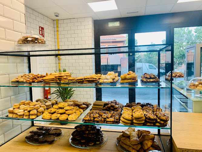 Fotografia tomada fuera de Horno Artesano Pasteleria San Roque - Panadería en Navalcarnero, Madrid