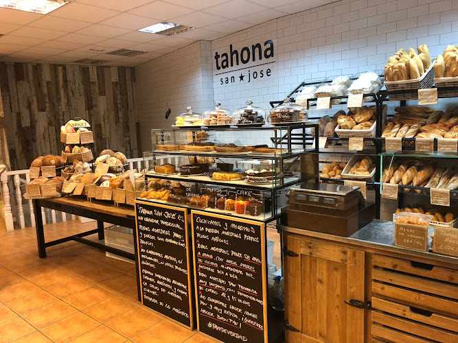 Fotografia tomada fuera de Tahona San Jose - Panadería en Navalcarnero, Madrid