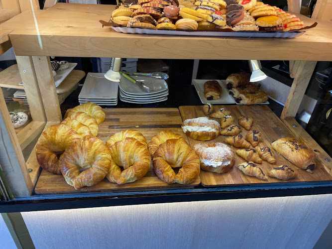 Fotografia tomada fuera de Reina Repostería Café - cafeterías en Navalcarnero, Madrid