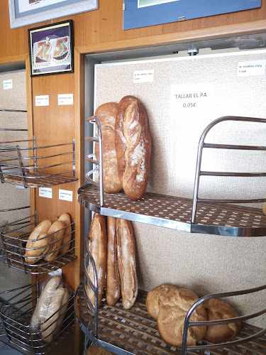 Fotografia tomada fuera de Panadería Vives - Panadería en Móra la Nova, Tarragona