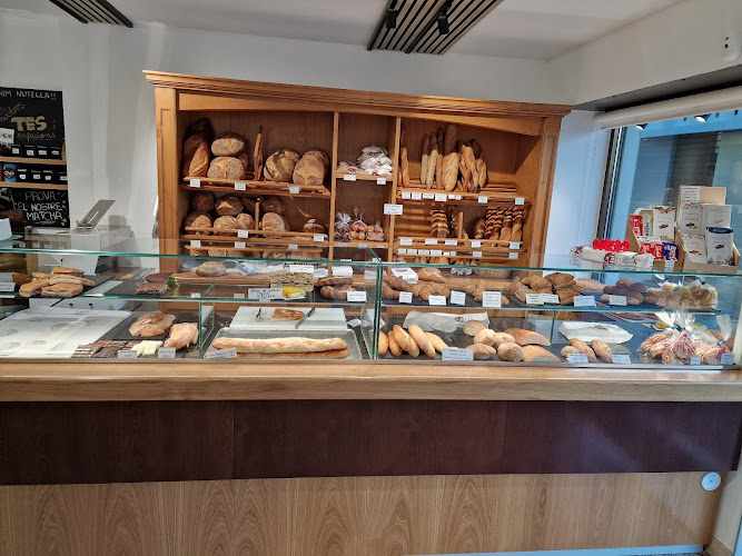 Fotografia tomada fuera de Ca l'Huix - Panadería en Olot, Girona