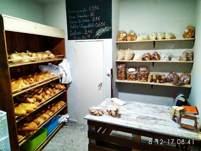Fotografia tomada fuera de Panadería Sebastián Solano - Panadería en Cañamero, Cáceres