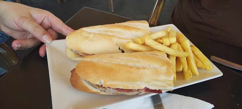 Fotografia tomada fuera de Cafetería Cruz de Piedra - Cafetería en Fuente Obejuna, Córdoba