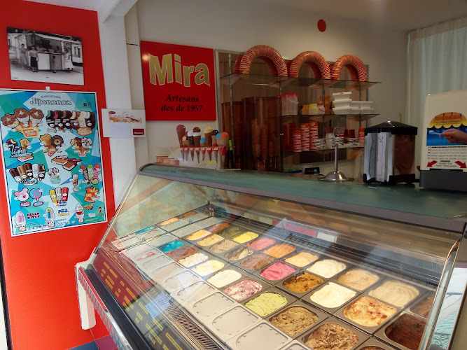 Fotografia tomada fuera de Gelateria Mira - Tienda de postres en Castelló d'Empúries, Girona