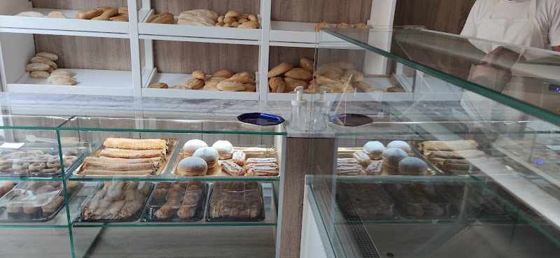 Fotografia tomada fuera de Panadería Pastelería Artesanal Gómez Priego - Pastelería en Doña Mencía, Córdoba