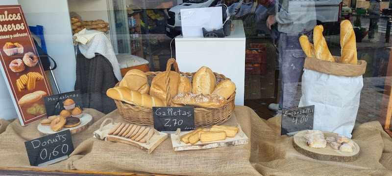 Fotografia tomada fuera de Panadería El Horno de Lorenzo - Panadería en Almodóvar del Campo, Ciudad Real