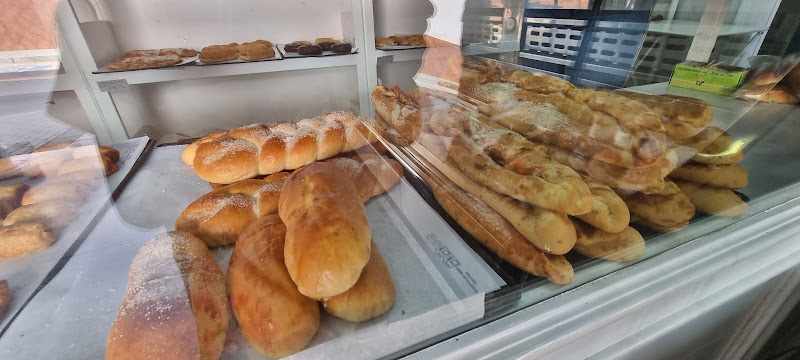 Fotografia tomada fuera de Panadería Joaquín Cruz - Panadería en Calahonda, Granada