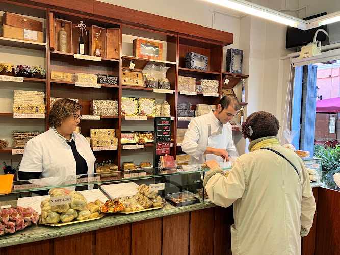 Fotografia tomada fuera de Turrones Verdú Sirvent - Tienda de delicatessen en Figueres, Girona