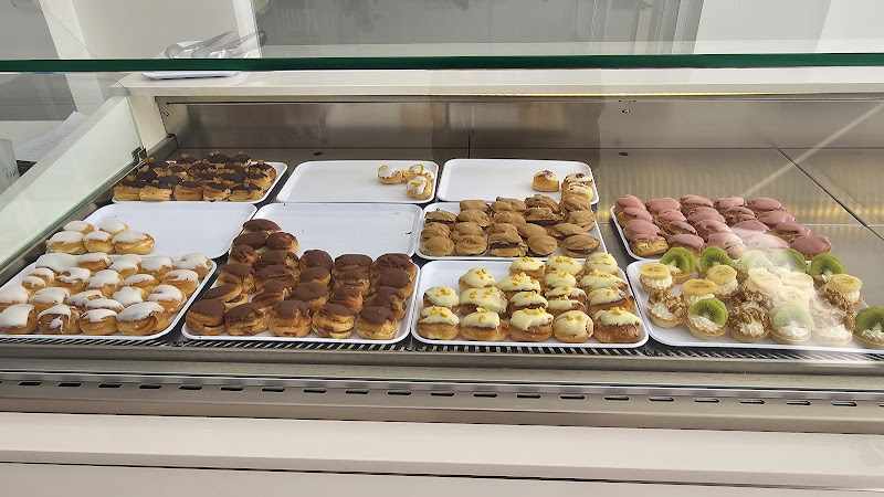 Fotografia tomada fuera de Pasteleria-Vinoteca-Los Verdiales - Pastelería en Estepona, Málaga