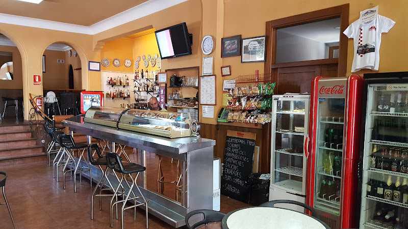 Fotografia tomada fuera de Cafè Deportiu - Loterías - cafeterías en Esporles, Baleares