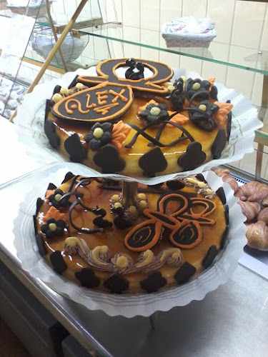 Fotografia tomada fuera de Aymà Pastisseria i Pizzeria - Pastelería especializada en tartas nupciales en Sant Hilari Sacalm, Girona