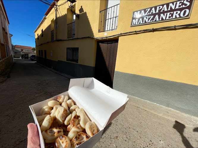 Fotografia tomada fuera de Mazapanes Manzanero - Panadería en San Martín de Pusa, Toledo