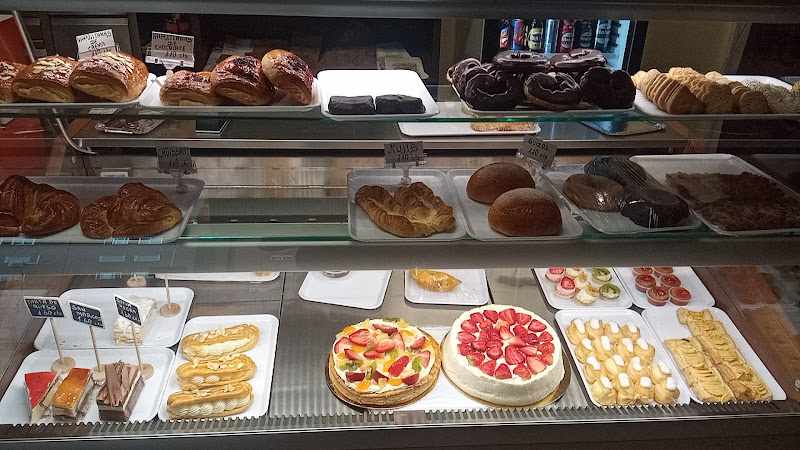 Fotografia tomada fuera de LA REAL PASTELERIA ,PANADERIA Y CAFETERIA - Tienda de tartas en Madrid, Madrid