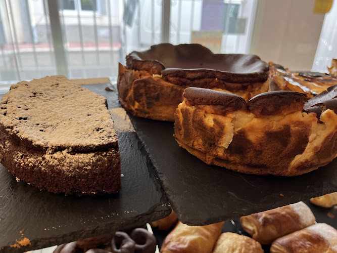 Fotografia tomada fuera de Deliciass Panaderia y Pastelería Creativa - Pastelería en Arrabal de Portillo, Valladolid