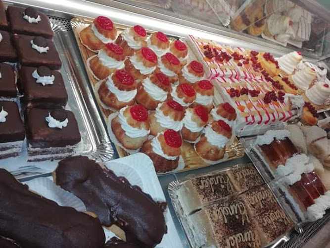 Fotografia tomada fuera de Panadería Confitería Elena - Panadería en Málaga, Málaga