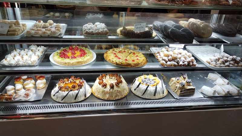 Fotografia tomada fuera de Obrador panadería y confitería Martos y Pérez (MayPe) - Panadería en Málaga, Málaga