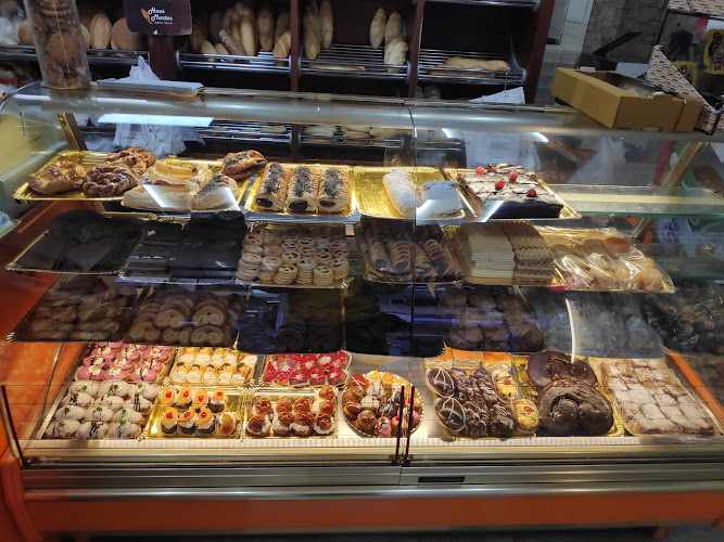 Fotografia tomada fuera de Panadería Confitería Hermanos Martos - Panadería en Málaga, Málaga