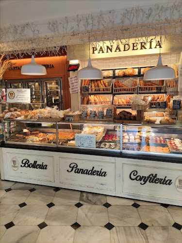 Fotografia tomada fuera de Pastelería La Canasta - Pastelería en Málaga, Málaga