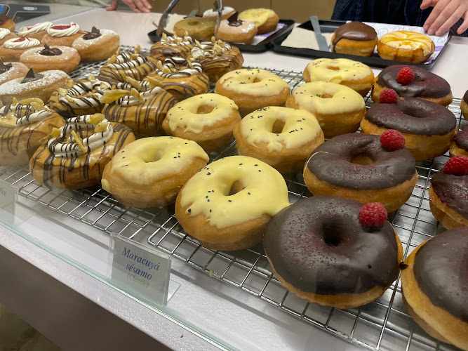 Fotografia tomada fuera de Bun and Coffee. Specialty Coffee & Fresh Doughnuts - cafeterías en Málaga, Málaga