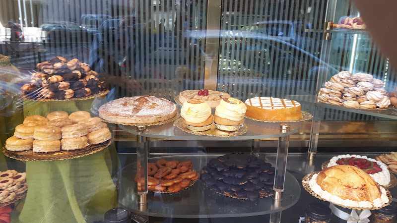 Fotografia tomada fuera de Pastelería Heras - Pastelería en Madrid, Madrid