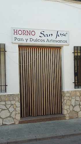 Fotografia tomada fuera de HORNO San José. Pan y Dulces Artesanos. - Panadería en Villarrobledo, Albacete