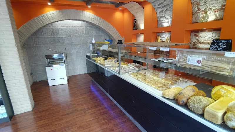 Fotografia tomada fuera de Xanat pa i coques de Perafita - Panadería en Torelló, Barcelona