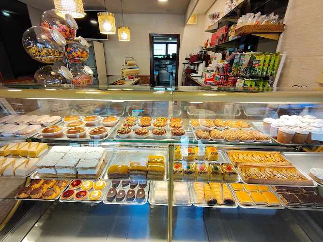 Fotografia tomada fuera de San Miguel - Pastelería en Arriondas, Asturias