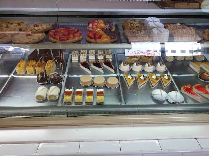 Fotografia tomada fuera de Pasteleria El Cobre - Pastelería en Algeciras, Cádiz