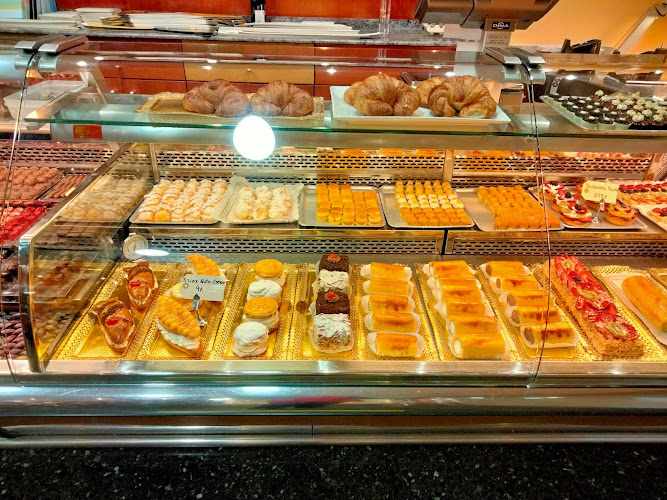 Fotografia tomada fuera de PASTISSERIA SANT JORDI - Confiteria en Rubí, Barcelona