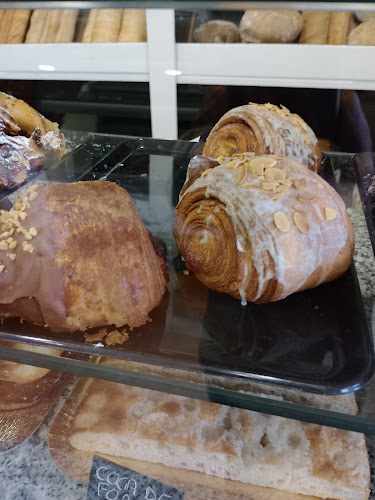 Fotografia tomada fuera de Forn de llenya mateu - Panadería en El Masnou, Barcelona