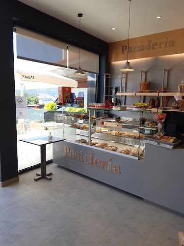 Fotografia tomada fuera de A larpeira. Panaderia pasteleria - Pastelería en Vigo, Pontevedra