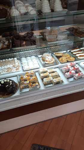 Fotografia tomada fuera de Galleros Artesanos de Rute S.L. - Pastelería en Rute, Córdoba