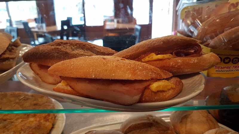 Fotografia tomada fuera de Bar LA PLAZA - restaurantes en Hazas, Cantabria