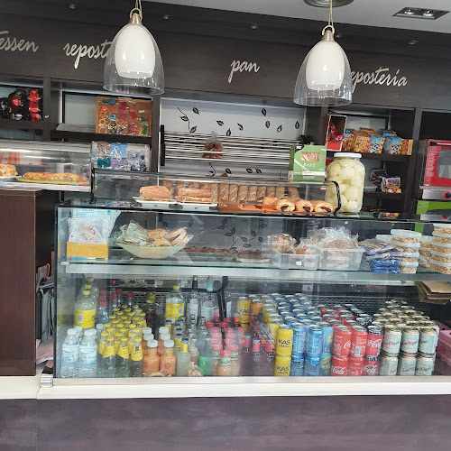 Fotografia tomada fuera de Bar-cafetería-panadería Mekness - bares en Lumbier, Navarra