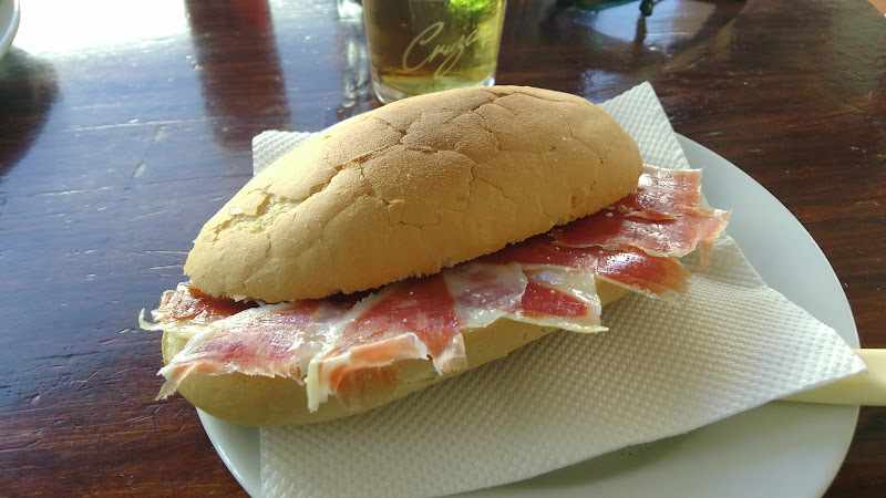 Fotografia tomada fuera de Jamón de Jabugo - Tienda de jamones en Jabugo, Huelva