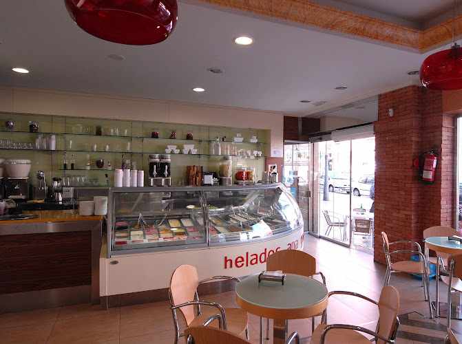 Fotografia tomada fuera de Helados Ana Garrigós - Heladería en Vélez-Málaga, Málaga