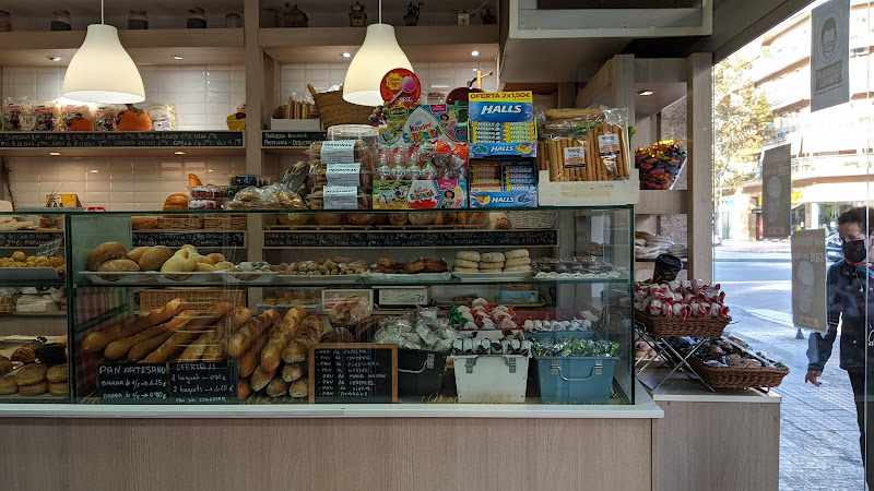 Fotografia tomada fuera de Chela Panaderia Bolleria Pasteleria - Forn de pa en El Prat de Llobregat, Barcelona