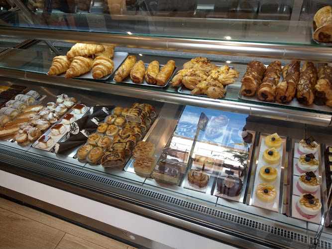 Fotografia tomada fuera de Pasteleria Reina Mora - Pastelería en Churriana de la Vega, Granada