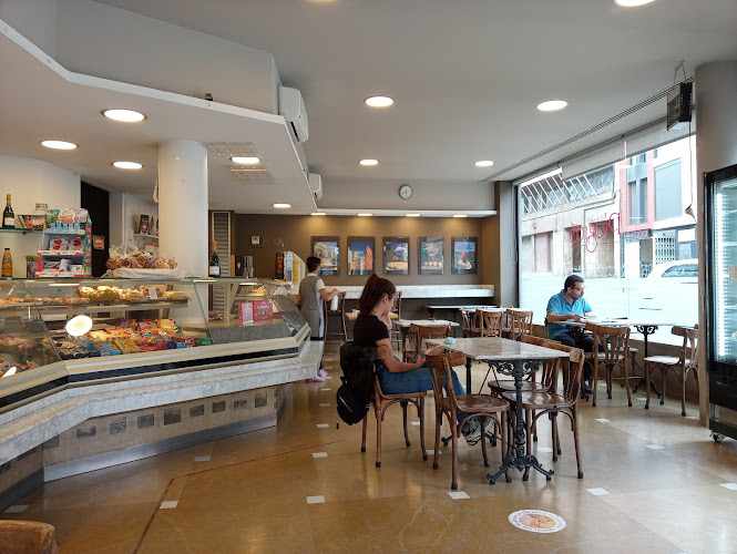 Fotografia tomada fuera de Pastisseria Forn del Progrés (Ctra. Montcada) - Forn de pa en Terrassa, Barcelona