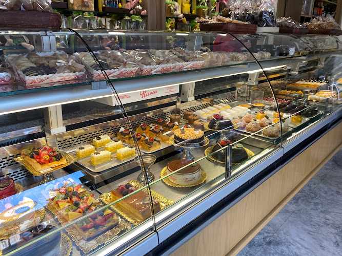 Fotografia tomada fuera de Pastisseria Núria (Joaquim Costa) - Pastisseria en Terrassa, Barcelona