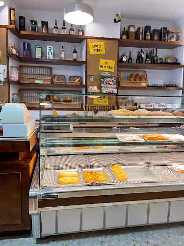 Fotografia tomada fuera de Cafetería Pastelería Mont-rodon - cafeterías en Taradell, Barcelona