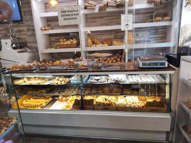 Fotografia tomada fuera de Panadería y Pastelería Mariano Calleja - Panadería en Torrelaguna, Madrid