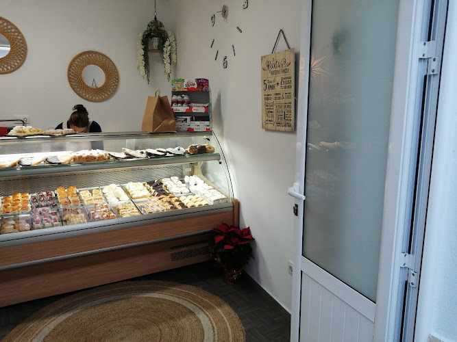Fotografia tomada fuera de Pastelería Camacho Martín - Panadería en Cumbres Mayores, Huelva