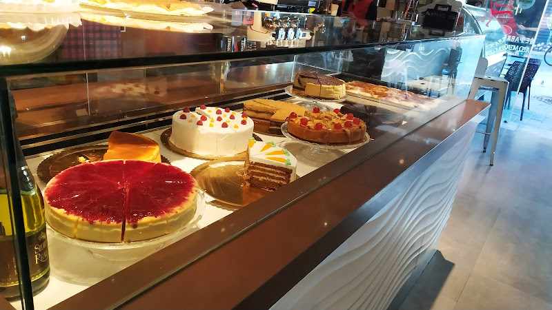 Fotografia tomada fuera de Cafetería Pastelería Hermanos ROLDÁN. - cafeterías en Albacete, Albacete
