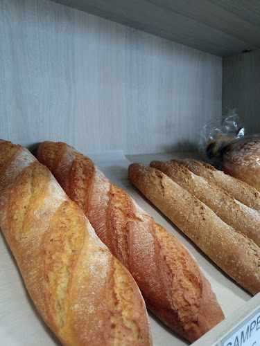 Fotografia tomada fuera de Panadería La Hermana - Tienda de alimentación en Zaragoza, Zaragoza