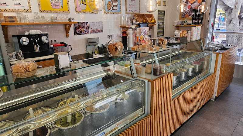 Fotografia tomada fuera de Heladeria Martonela Mogan - Gelateria en La Playa de Mogán, Las Palmas