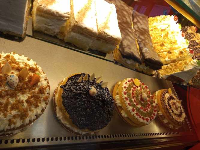 Fotografia tomada fuera de Pastelería La Artesana - Pastelería en Parla, Madrid